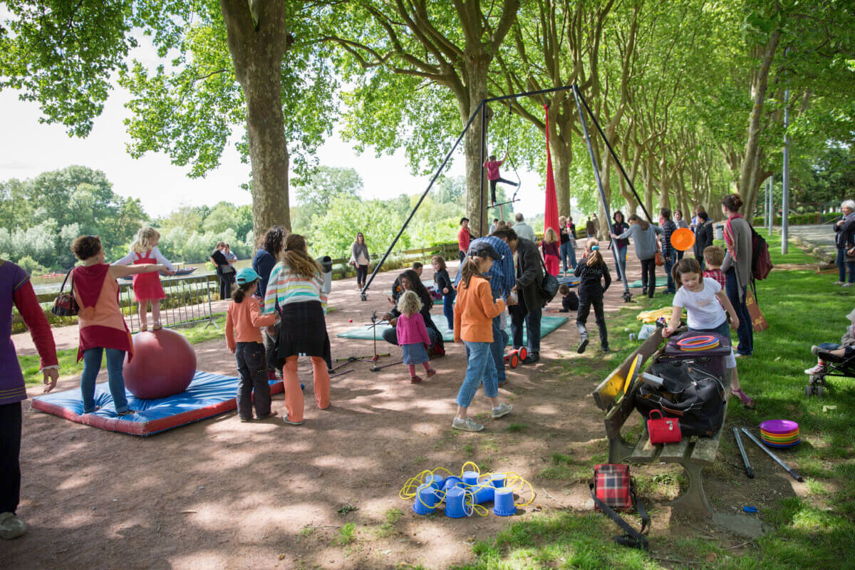 atelier de cirque donné par la cie fouxfeuxrieux 
